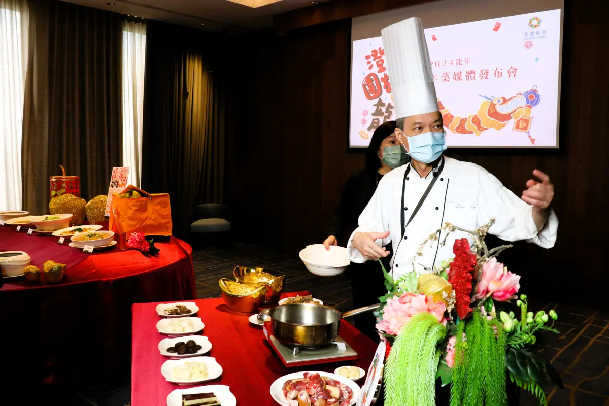 ▲澎澄飯店因應市場需求，2024年菜首度推出的六人「吉祥圓滿宴」，主廚何海鷗表示將以高級食材，加上道道費時費工的精緻菜餚，讓澎湖鄉親吃到正宗的潮粵菜。（圖／記者張茂雄攝，2023.12.12）