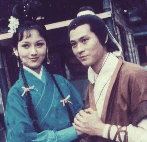 ▲趙雅芝（左）和鄭少秋（右）曾在《倚天屠龍記》 最早的電視劇版本扮演周芷若與張無忌，當年深受觀眾的喜愛。（圖／摘自微博）