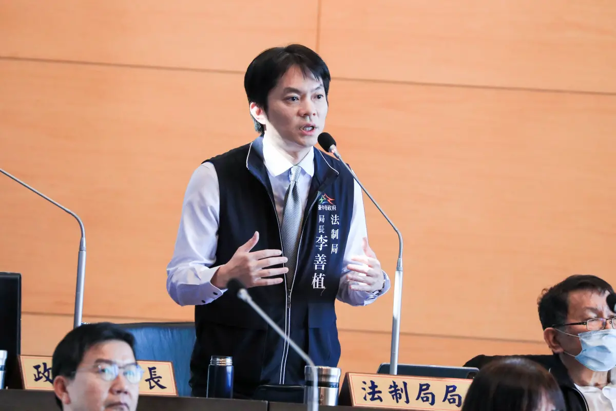 ▲法制局長李善植提醒民眾，如果對消費內容有疑義，千萬不要簽名！（圖／台中市政府提供，2023.12.12）