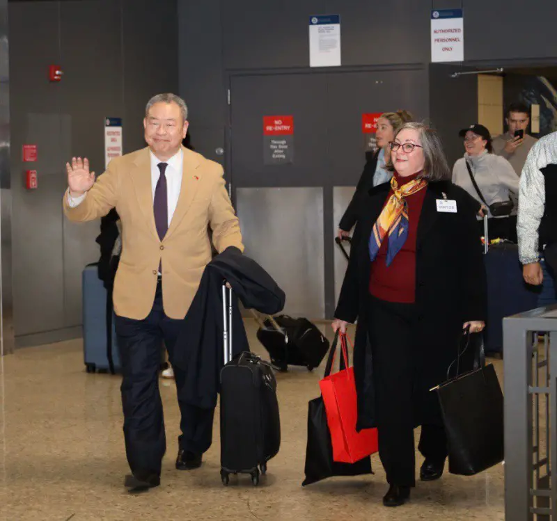 ▲駐美大使俞大㵢（左）抵達華盛頓，（AIT）執行理事藍鶯（Ingrid Larson，右）接機。（圖／取自駐美代表處臉書）