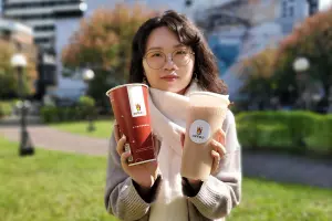 ▲COMEBUY使用世界三大茗茶烏瓦紅茶拿鐵及道地港式厚奶，給消費者最溫暖的濃醇香。（圖／品牌提供）