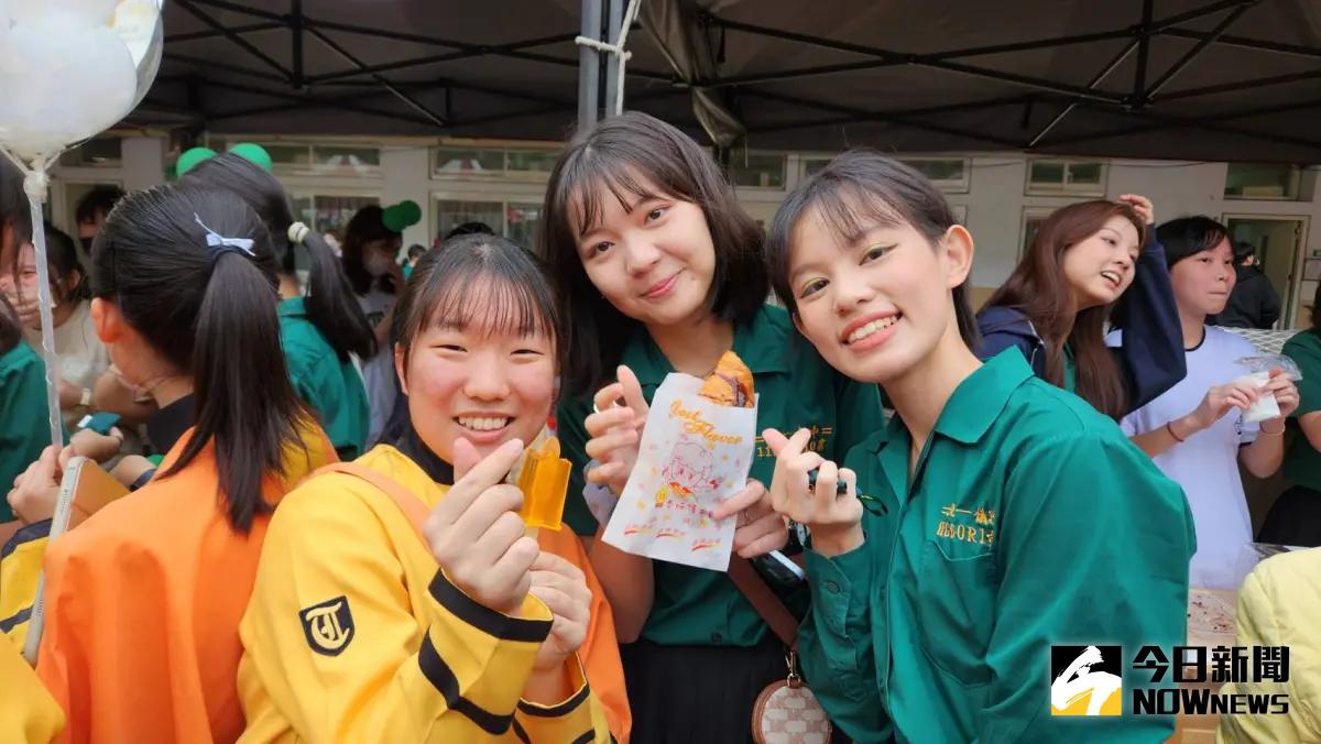 ▲橘色惡魔今（12）日與北一女樂儀旗隊學生一起逛校慶園遊會，最愛美食攤。（圖／記者李琦瑋攝，2023.12.12）