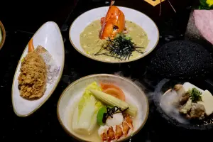 ▲「匠極緻鍋物」還主打龍蝦四食，將龍蝦身、螯、關節、膏，做成干貝龍蝦御碗、龍蝦松露八寸盛合、龍蝦明太子天婦羅與龍蝦膏食事雜炊．(圖／記者葉盛耀攝)