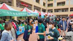 ▲橘高校的學生說，台灣學生可以自己擺攤、自製食物來販售，感到非常有趣。（圖／記者李琦瑋攝，2023.12.12）