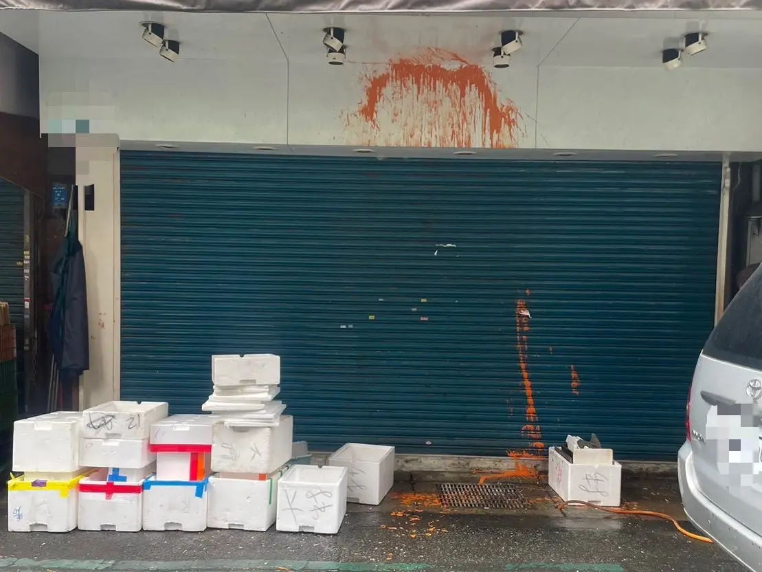 ▲服飾店外遭人潑漆。（圖／翻攝畫面）
