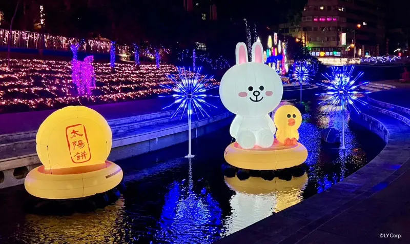 ▲「甜心漂浮」可愛的兔兔與莎莉在河面上跟大家打招呼。（圖／台中市政府提供，2023.12.12）