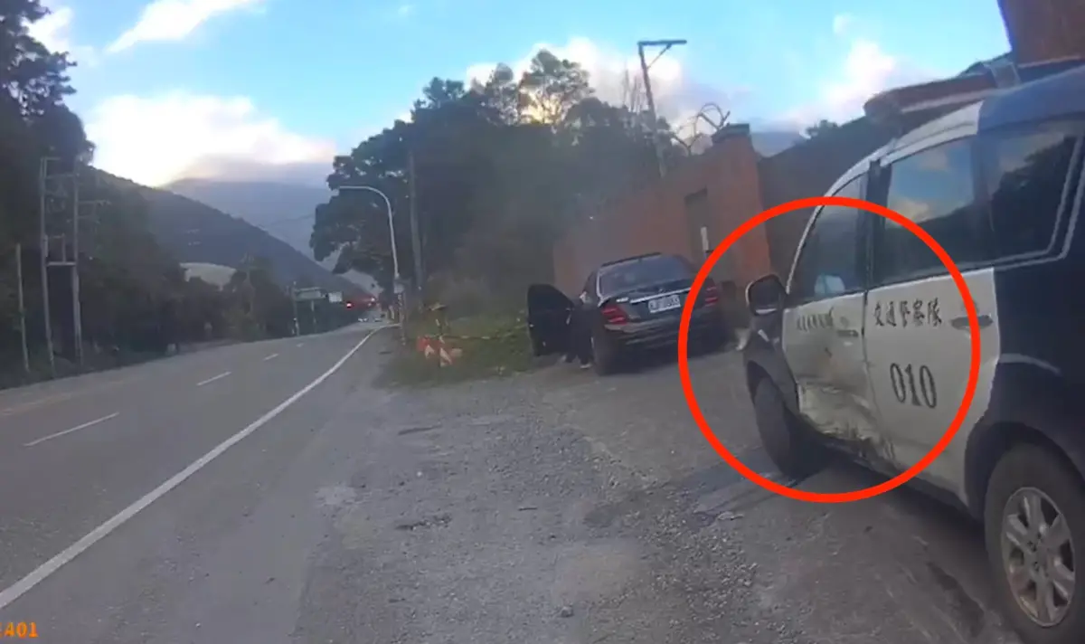 ▲9日，花蓮縣秀林鄉台9線北上147公里處，發生一起車禍事故，當時員警在測速照相地點值勤時，突然一輛賓士徑直衝撞警車後，再衝向一旁牆面才停下，26歲陳姓駕駛與乘客受輕傷，陳男也坦承開車時不小心睡著，才會不慎釀禍。（圖／翻攝畫面）