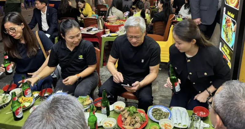 ▲輝達（NVIDIA）創辦人兼執行長黃仁勳訪問越南期間，大吃越南街邊美食，十分親民。（圖／翻攝自臉書）