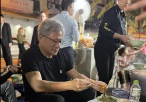▲輝達（NVIDIA）創辦人兼執行長黃仁勳吃越南河粉。（圖／翻攝自臉書）（圖／翻攝自臉書）