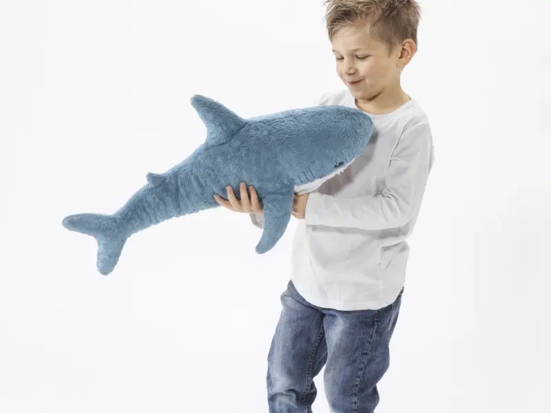▲IKEA今（12）公布2023年度熱銷榜，最賣玩偶竟不是「大鯊鯊」，而是55公分小鯊魚。（圖／IKEA提供）