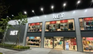 ▲NET為1990年創立的台灣本土服飾品牌，因價格便宜、款式齊全而受到大眾喜愛。（圖／翻攝自Google Maps）