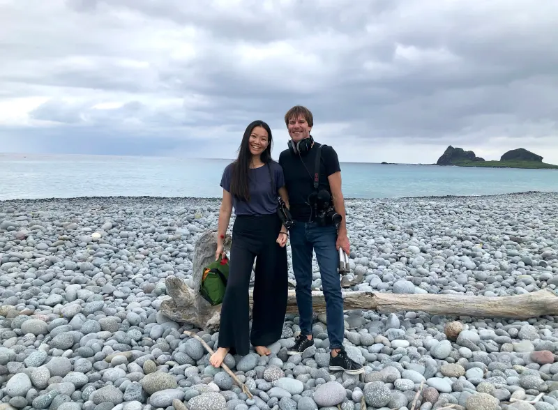 ▲柯二聽與其妻子陳玫臻在台灣海邊合照。（圖／移民署提供）