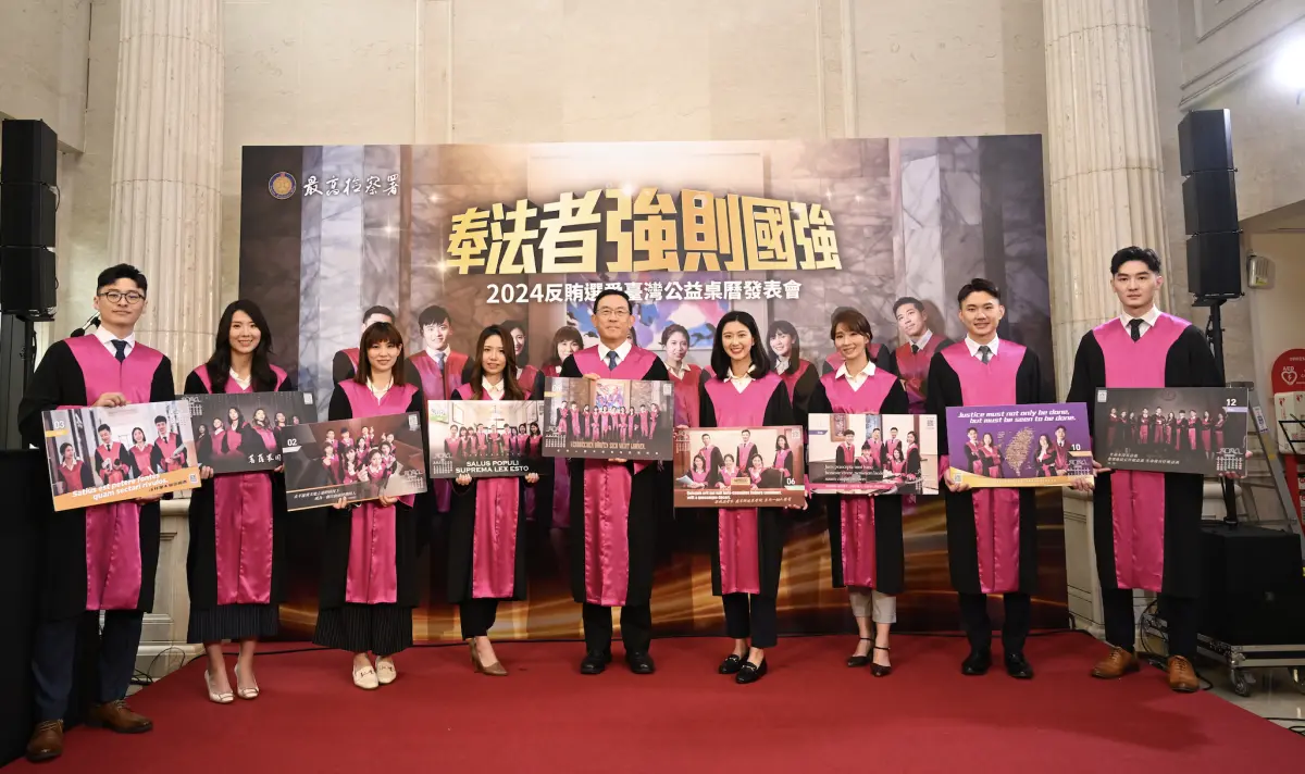 ▲檢察總長邢泰釗身穿法袍與拍攝桌曆、反賄選海報的年輕檢察官合影（圖／最高檢察署提供）