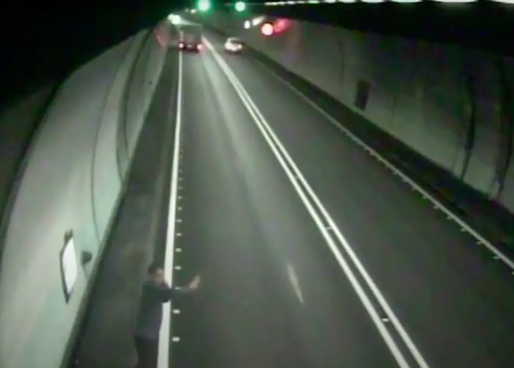 ▲12日清晨近4時，一輛故障貨車停在雪隧內側車道，司機下車狂揮手示警，後方來車疑未注意而直直向前追撞，駕駛傷重不治。（圖／翻攝畫面）