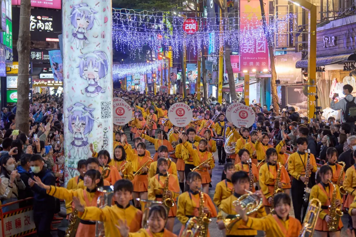 ▲「橘色惡魔」今（12）日傍晚於西門町快閃遊行演奏，逾3萬人擠爆西門町。（圖／文化總會提供）