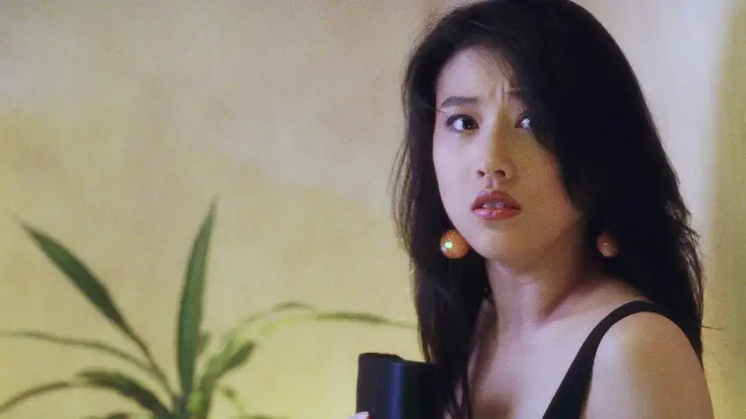 ▲周海媚生前的代表作，包含30年前在《逃學威龍3之龍過雞年》裡飾演的程文靜，早在1994年「最美周芷若」封號出來前，顏值就已迷倒全香港人。（圖／翻攝《逃學威龍3之龍過雞年》豆瓣電影）