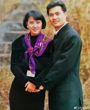 ▲周海媚（左）和呂良偉曾有段短暫的婚姻。（圖／翻攝芒果媽媽微博）