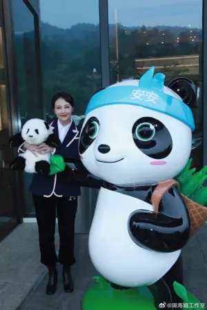 ▲周海媚11月10日手抱熊貓出席電影週活動。（圖／周海媚工作室微博） 