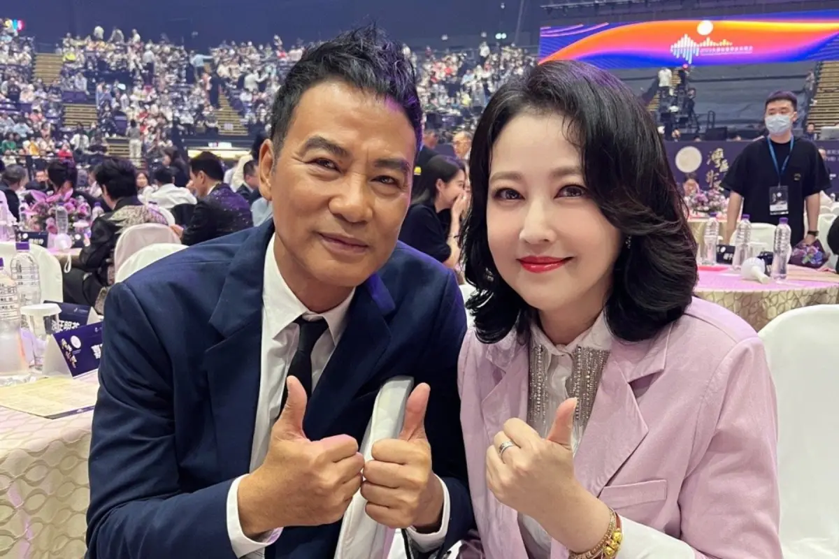 ▲任達華（左）憶起周海媚生前身體狀況不好，不能太大力碰她，會有瘀傷。（圖／周海媚工作室微博） 