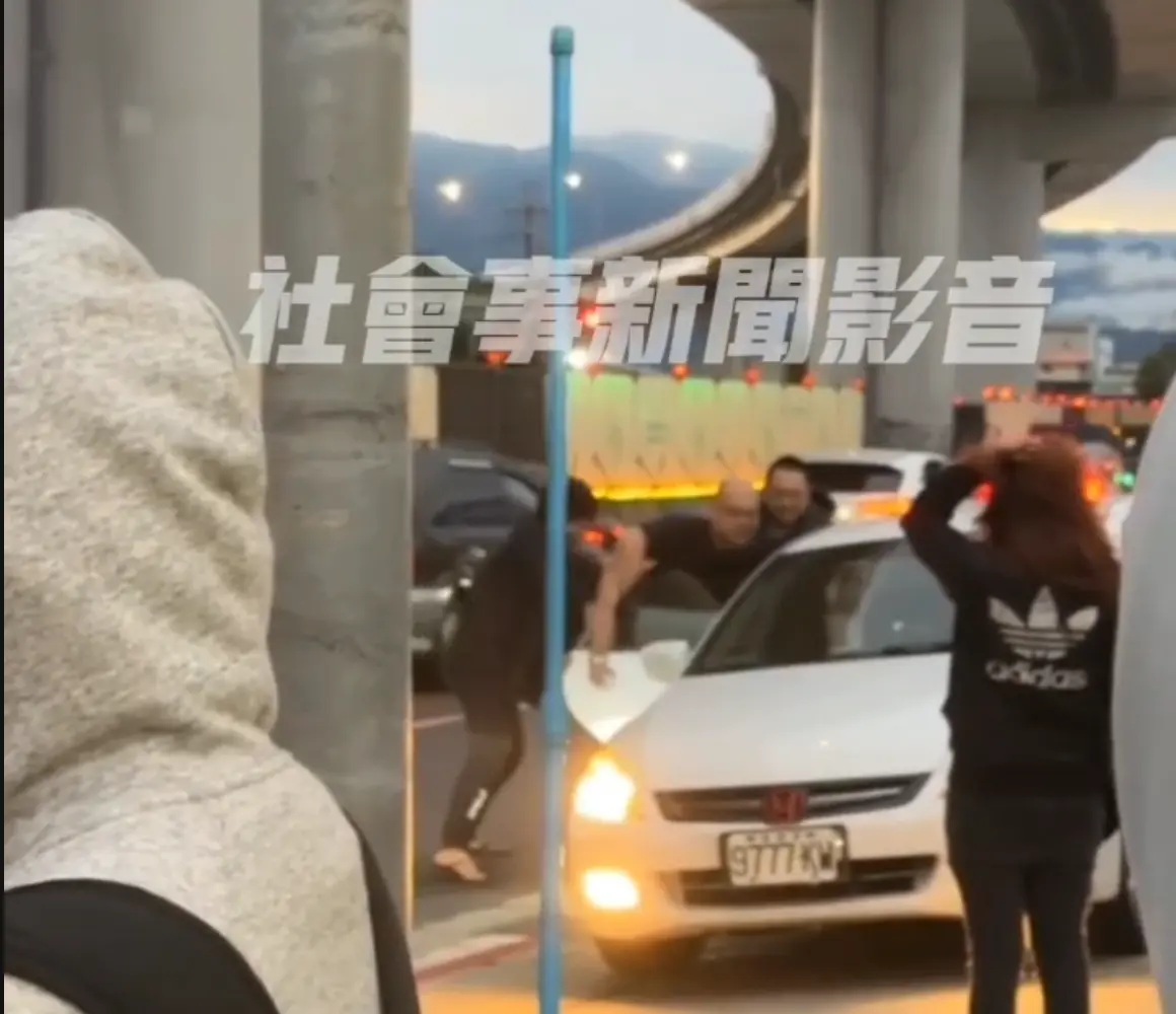 ▲（圖／翻攝社會事影音）今（13）日上午7時許，桃園市大溪區永昌路上，1名上半身打赤膊伯的男子，慘遭3名惡煞痛毆後，強行押上1輛白色汽車，過程中男子直喊救命。