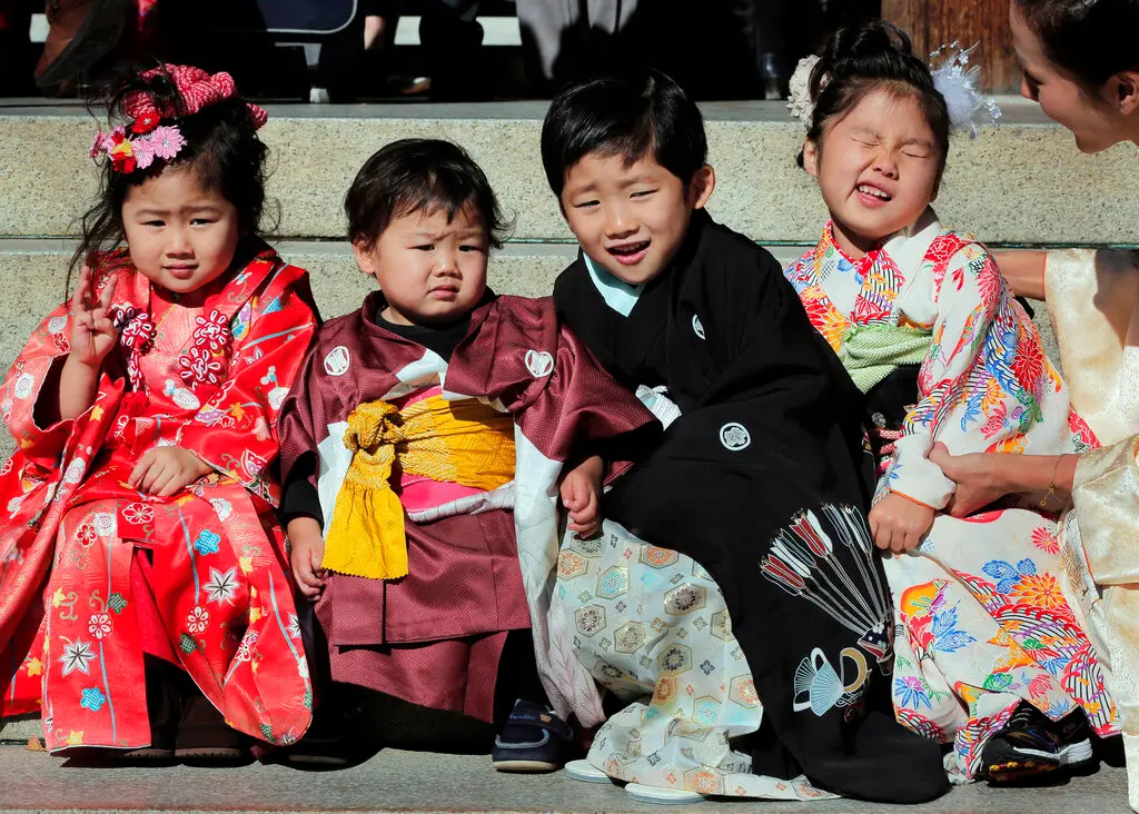▲日本生育率低落，首相岸田文雄祭出大學學費補貼政策「催生」，但限制條件引起民眾質疑。（圖／美聯社／達志影像）