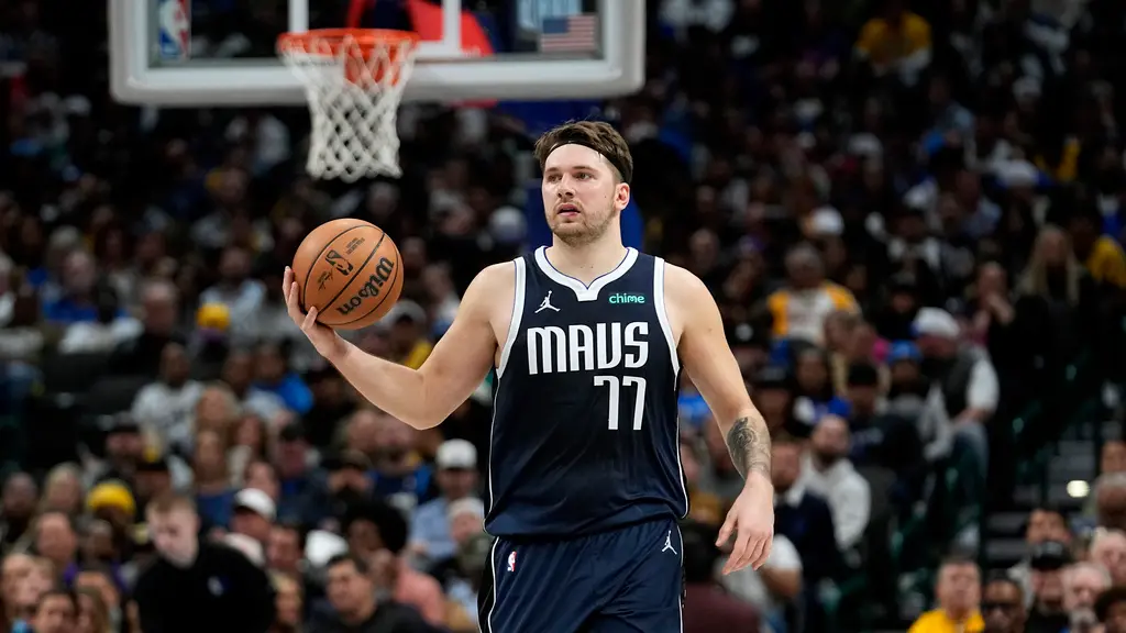 ▲達拉斯獨行俠球星Luka Doncic今日在賽前再次施展「Luka Magic」，他在半場背對籃框用單手將球往後拋，結果球應聲入網。（圖／美聯社／達志影像）