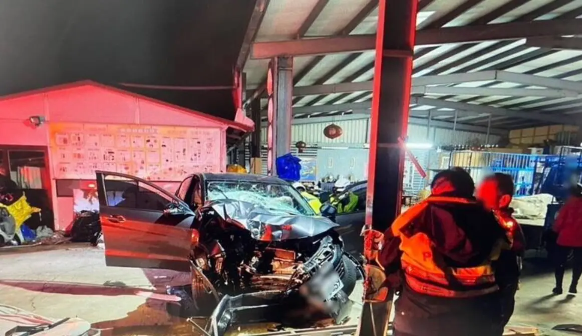 ▲13日清晨，苗栗73歲的張姓老翁，開車行經頭份市慈濟環保教育站，突失控撞進教育站內，警消獲報後趕抵，發現張翁已無生命跡象，送醫搶救傷重告不治。（圖／翻攝畫面）