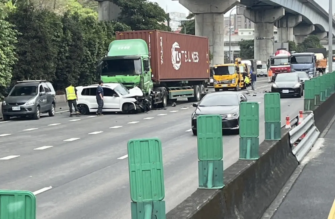 ▲13日上午，國道1號中山高速公路南下15.3公里處，發生車禍事故，自小客車與貨櫃車發生碰撞，小客車女駕駛受困車內，無生命跡象，被緊急送往醫院搶救，詳細車禍原因還有待釐清。（圖／翻攝畫面）