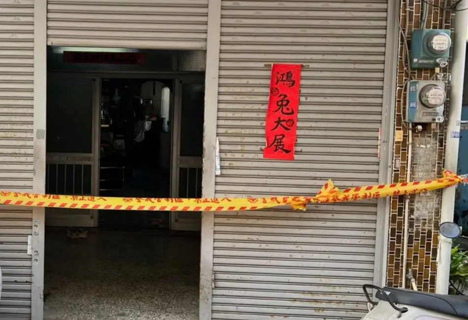 ▲13日上午，台南市歸仁區發生一起人倫悲劇，一名50多歲的許姓男子，疑似因不堪長期照顧壓力，涉嫌持利刃朝病床上70歲的母親猛刺，隨後逃離住處。（圖／翻攝畫面）