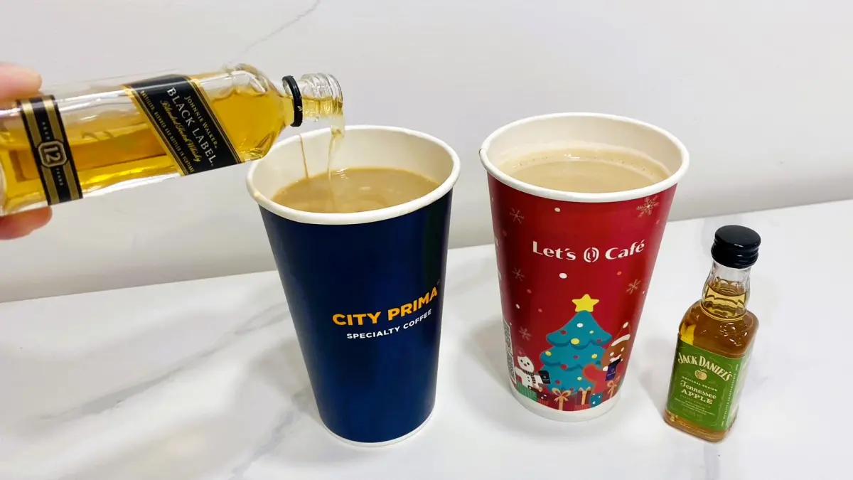 ▲7-11開賣「精品微醺威士忌拿鐵」189元，全家「醉醺蘋果焦糖拿鐵」109元，試喝口感、贈品、價格比較一次看。（圖／記者黃韻文攝）