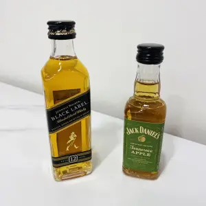 ▲7-11約翰走路威士忌（圖左）看起來雖然大罐，但兩者容量都是50ml，不過玻璃瓶身較有質感。（圖／記者黃韻文攝）