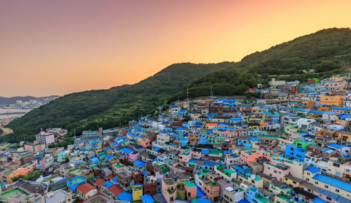 ▲過年春節出國搶便宜！燦星旅遊即日起開賣韓國釜山包機「5天4夜19900元」，搭配龍蝦海鮮鍋、燒肉吃到飽，還不用請假！KKday則主打大阪五天機加酒19888元起。（圖／燦星旅遊提供）