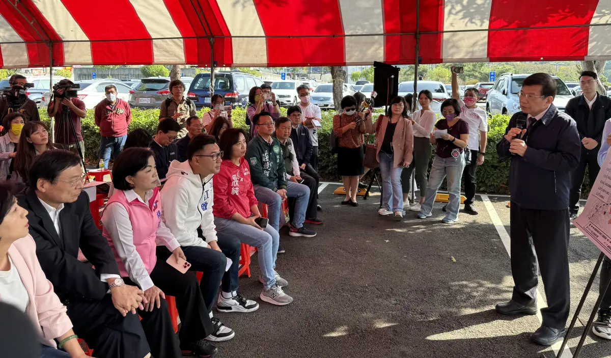 ▲交通部長王國材說明台中捷運綠線延伸大坑進度，藍綠多位立委到場。（圖／立委莊競程提供，2023.12.13）