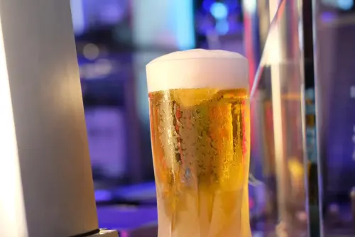 啤酒於室溫中放置約一分鐘後,上頭會顯現出冰沙,喝起來更涼爽通快。(圖/記者葉盛耀攝) ▲啤酒於室溫中放置約一分鐘後,上頭會顯現出冰沙,喝起來更涼爽通快。(圖/記者葉盛耀攝)