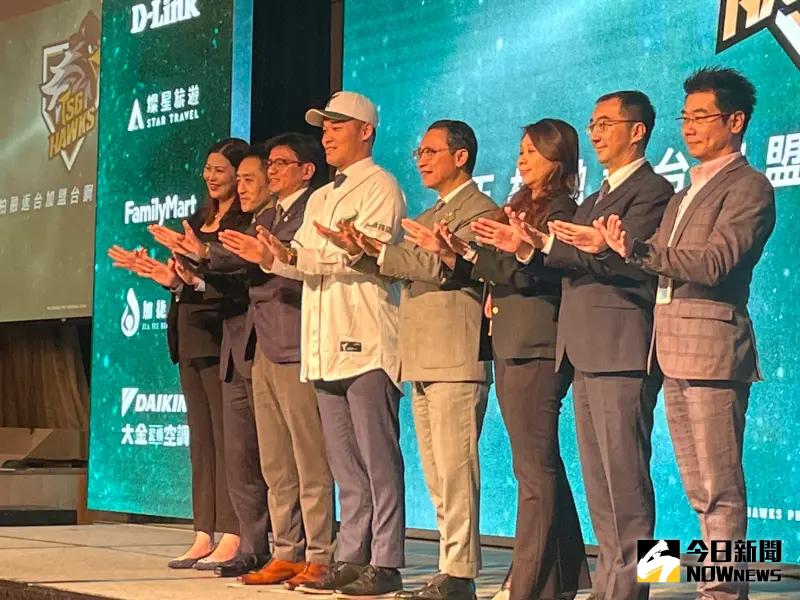 ▲中華職棒今日宣布，將在本月19日於聯盟會議室，進行台鋼雄鷹2024新人球員選拔順序及抽籤會議，圖為台鋼簽下旅日球星王柏融。（圖／吳政紘攝）