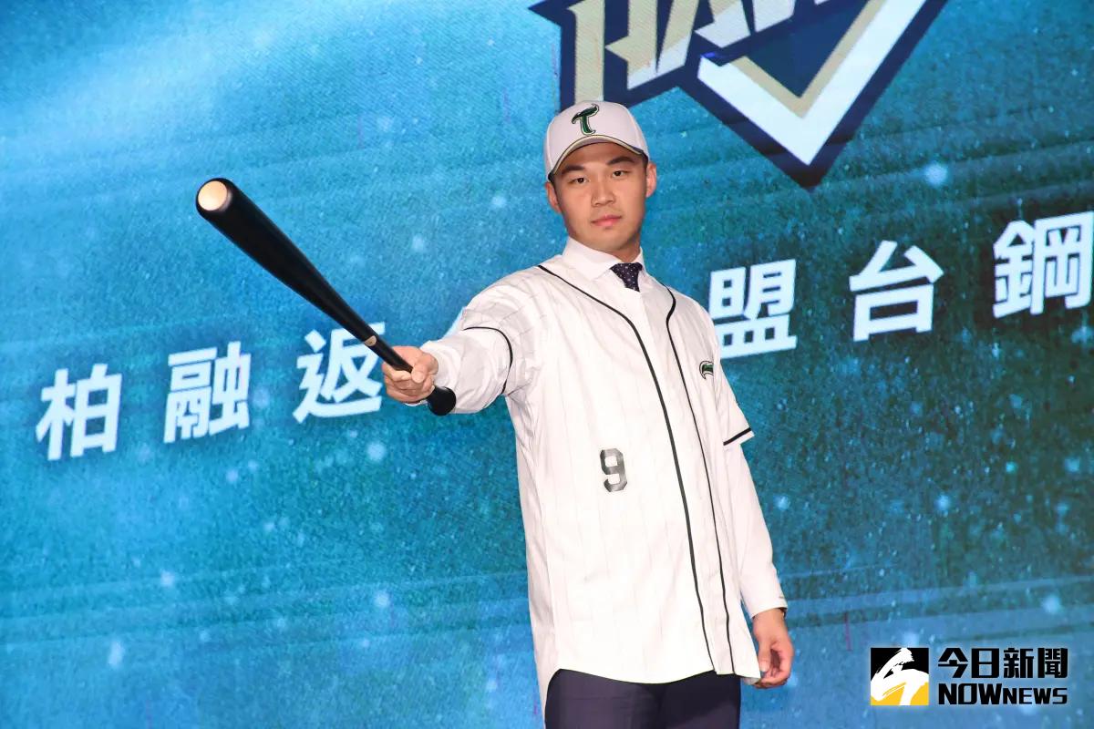 ▲王柏融正式加盟台鋼雄鷹，簽下3年合約，也參加穀保家商OB賽。（圖／陳明中攝）