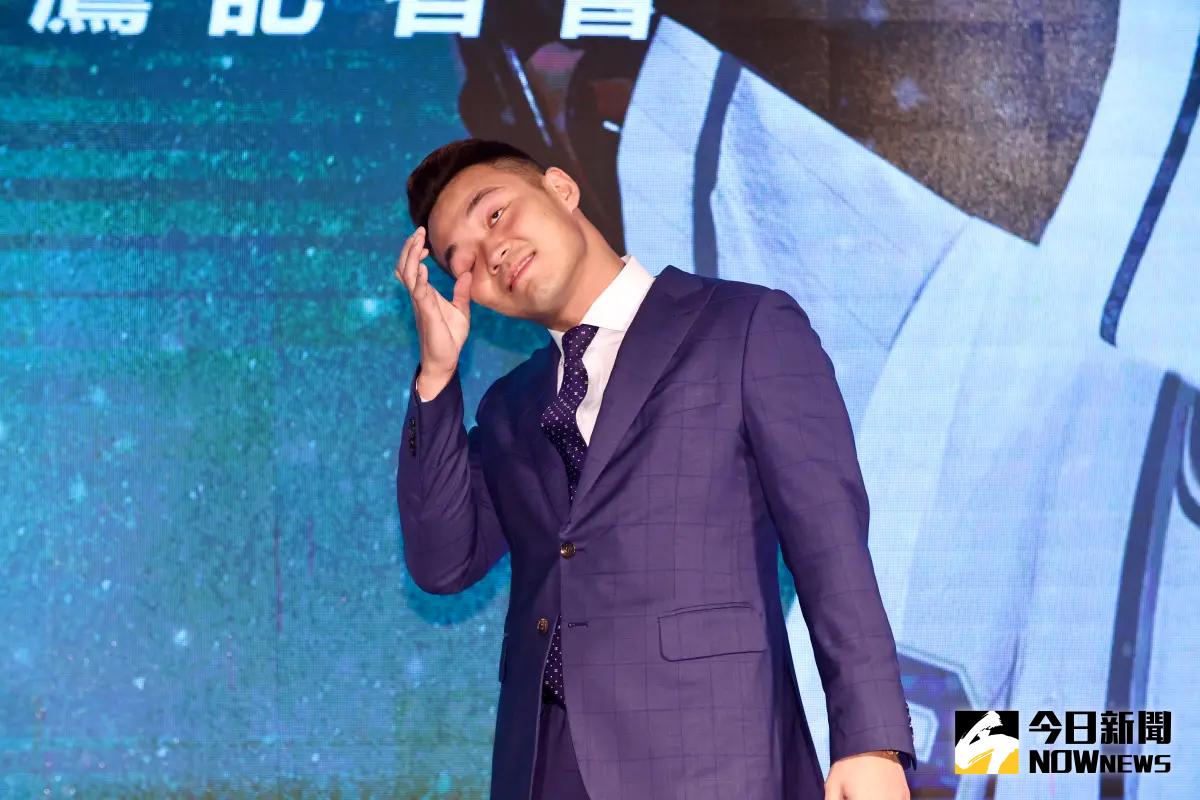 ▲旅日好手王柏融確定返台加盟中職台鋼雄鷹，他在記者會現場流淚。（圖／陳明中攝）