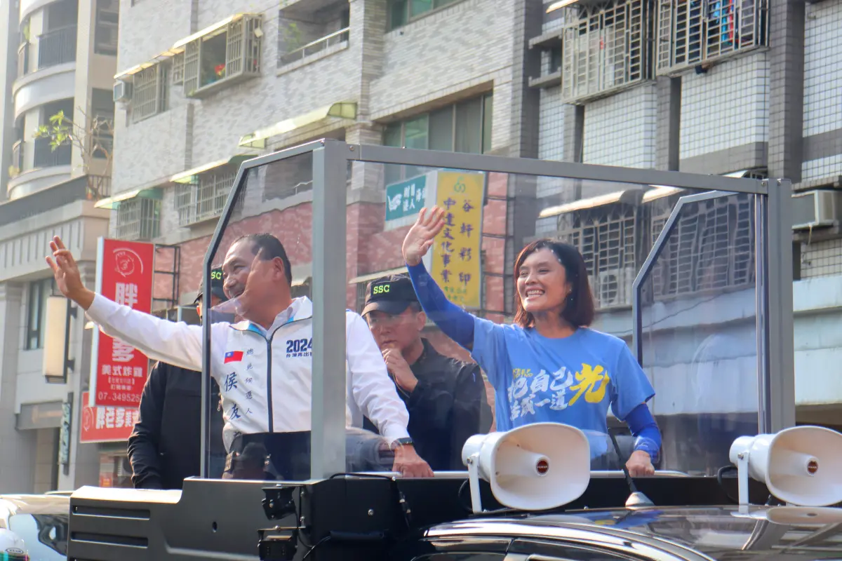 ▲國民黨總統候選人侯友宜全台首站車掃就選擇從高雄出發，今（13）日首場是陪同高雄左楠區立委參選人李眉蓁車掃左楠地區。（圖／記者鄭婷襄攝，2023.12.13）