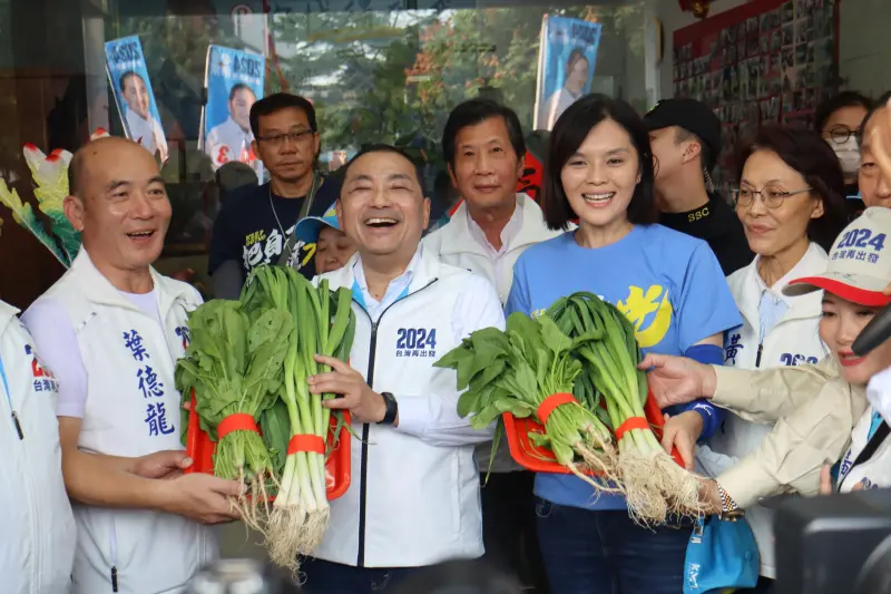 ▲侯友宜全台車掃從全台人數最多的高雄福山里出發，里長特別致贈好彩頭。（圖／記者鄭婷襄攝，2023.12.13）