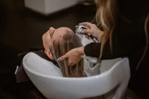 ▲民眾購買染髮劑自行在家染髮，要注意衛福部從未核准「洗髮兼染髮」的產品。（情境圖／取自Unsplash）
