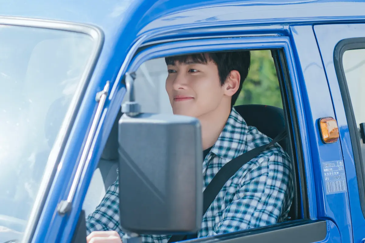 ▲《歡迎回到三達里》在濟州島拍攝，集結男女神池昌旭、申惠善等韓劇流量元素，擠進Netflix影集排行榜前三名。（圖／Netflix提供）