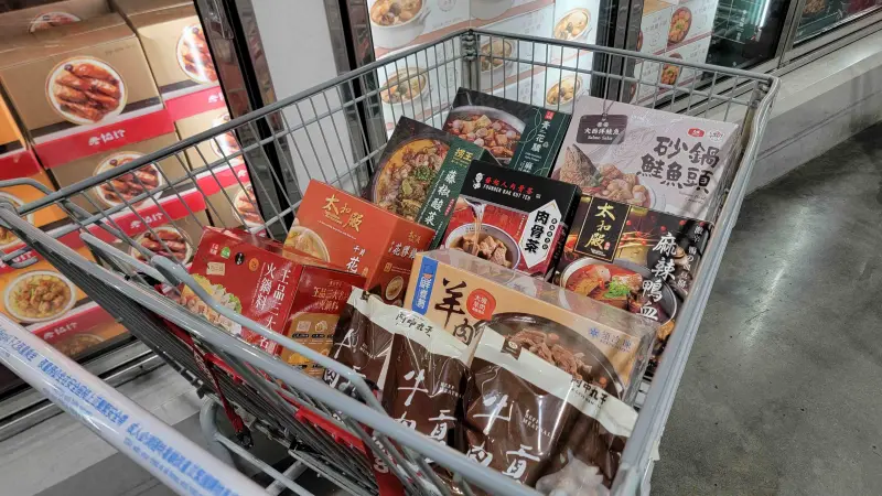 ▲好市多春節年菜選哪款，肉類、熟食成為最多人討論的品項，其中必買包括「烤雞」、「紹興醉雞腿」。（示意圖／好市多提供）