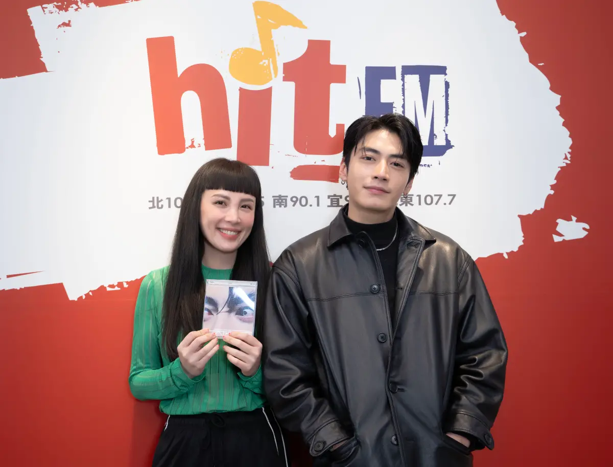 ▲宋柏緯（右）上魏如萱節目時，被突擊檢查手機，私人訊息跟著曝光。（圖／夕陽音樂提供）