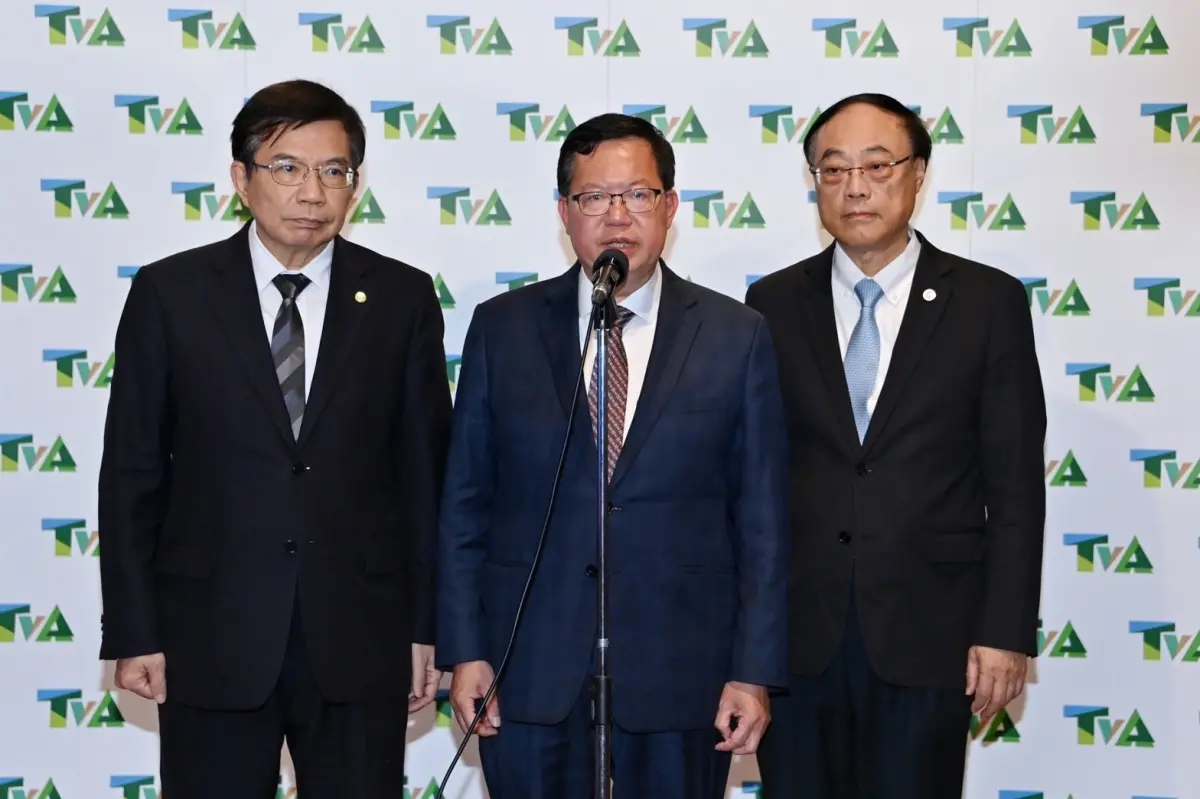 ▲藍營里長赴中落地招待遭檢調調查，鄭文燦嗆中「讓我們選擇自己國家的未來」。（圖／行政院提供）