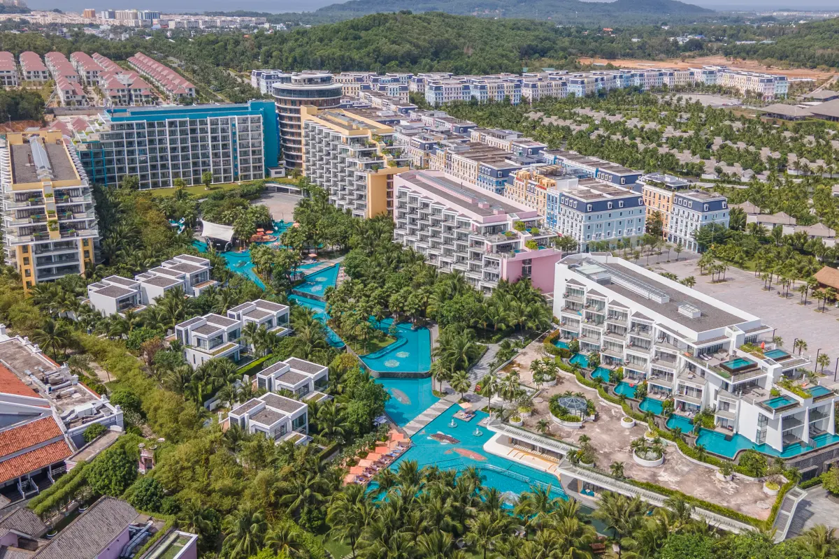 ▲免簽、直飛、住五星度假村！ KKday推出富國島5日機加酒。只要17,999元起 ，再贈機場接送。(圖／雅高翡翠灣高級渡假酒店提供)