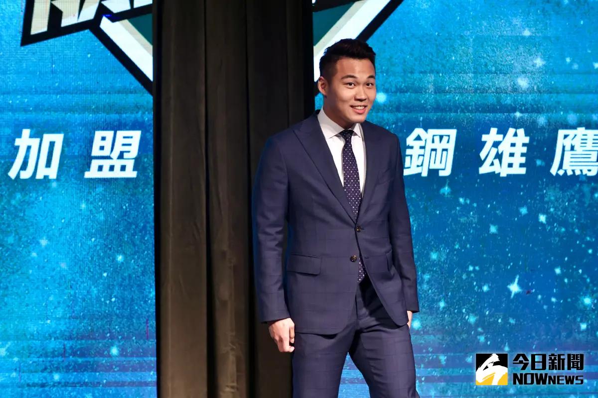 ▲旅日好手王柏融確定返台加盟中職台鋼雄鷹，將成今年最高薪野手。（圖／陳明中攝）