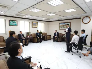 法務部長蔡清祥、檢察總長邢泰釗13日到北檢視察處理中心運作情形 ▲法務部長蔡清祥、檢察總長邢泰釗13日到北檢視察處理中心運作情形(圖/記者潘千詩攝)