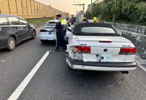 疑行車糾紛釀禍！BMW國道追撞奧迪再「砸車」　3無辜車慘遭波及
