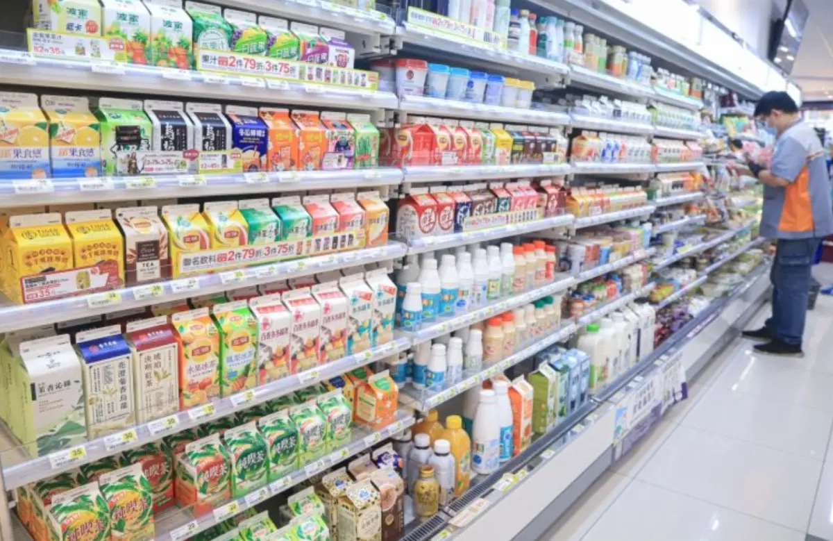 ▲台灣除了手搖飲盛行之外，超市內販售的上百種飲料也是相當熱門，價格又比手搖飲便宜許多。（圖/NOWnews資料照）