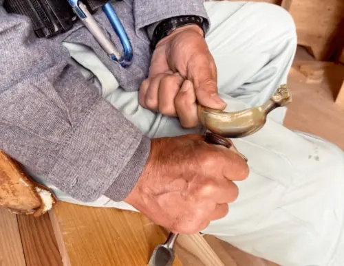 ▲日本廣島縣一家公司開發特殊產品「鋼鐵香蕉」，取代一般鐵鎚，在海外大受歡迎，連台灣也瘋買。（圖/蝦皮購物）